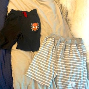 Set of 2 boys shorts size 6, no size tag on grey & white. Good used condition.*2